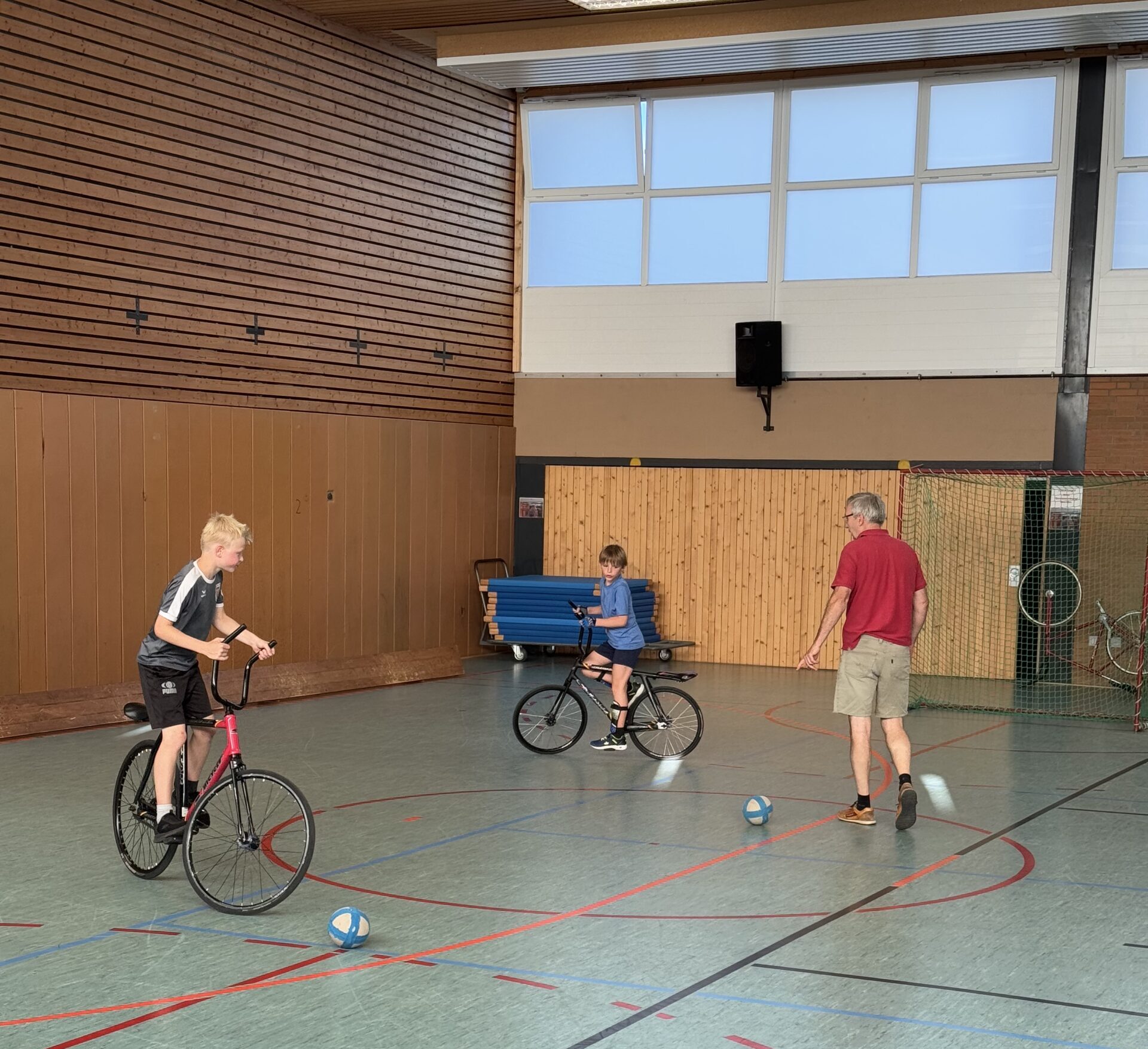 IMG_3849 2 Radball spielende Kinder plus Übungsleiter