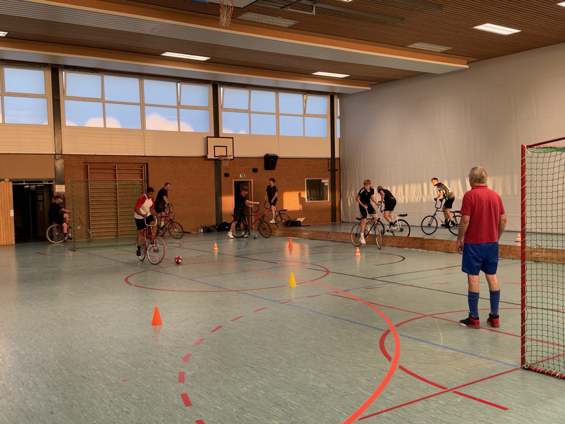 IMG_3858 Radball spielende Jungendliche plus Übungsleiter