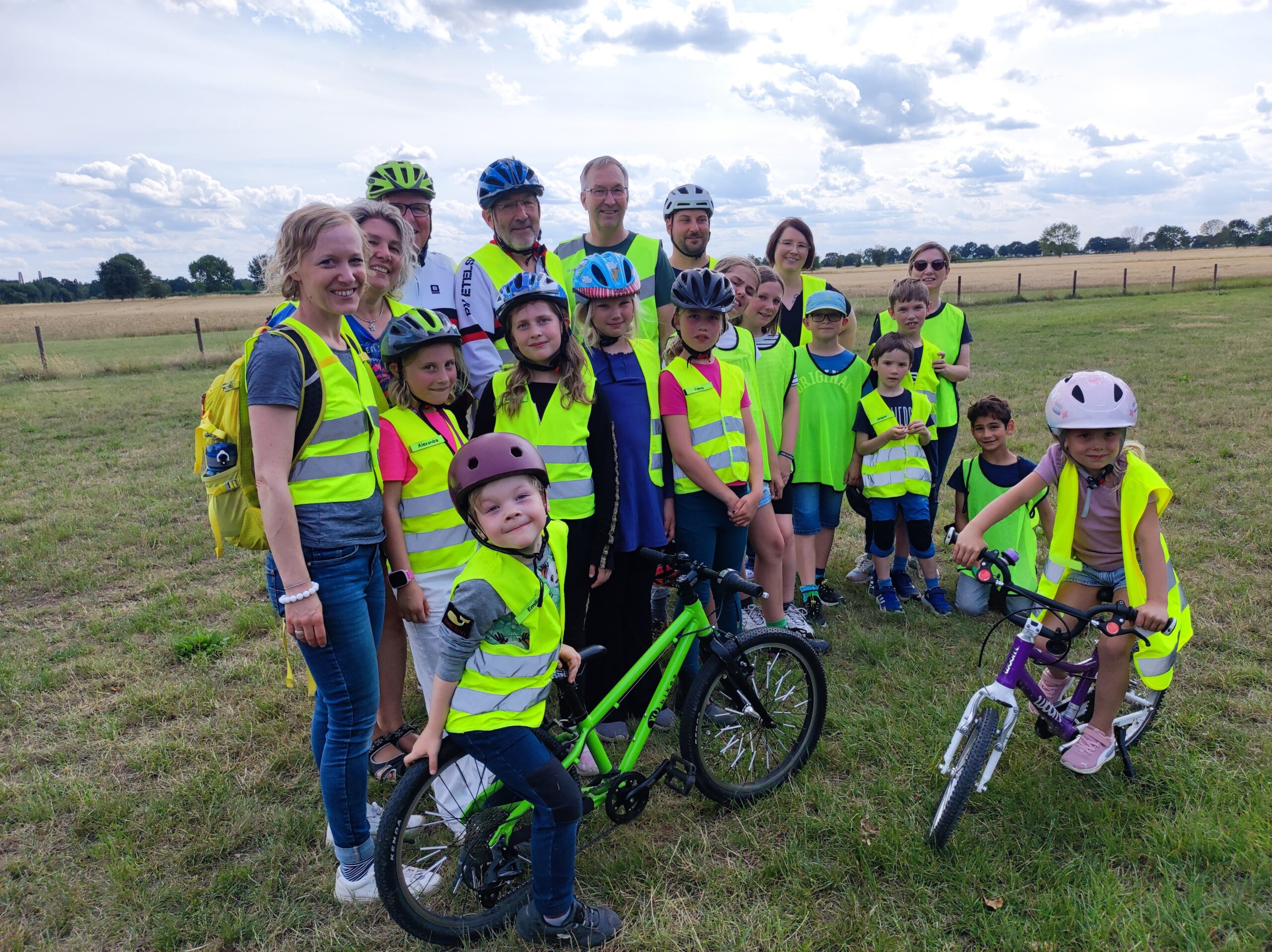1000151391-1 Kinder und Betreuer der Kinderradsportgruppe