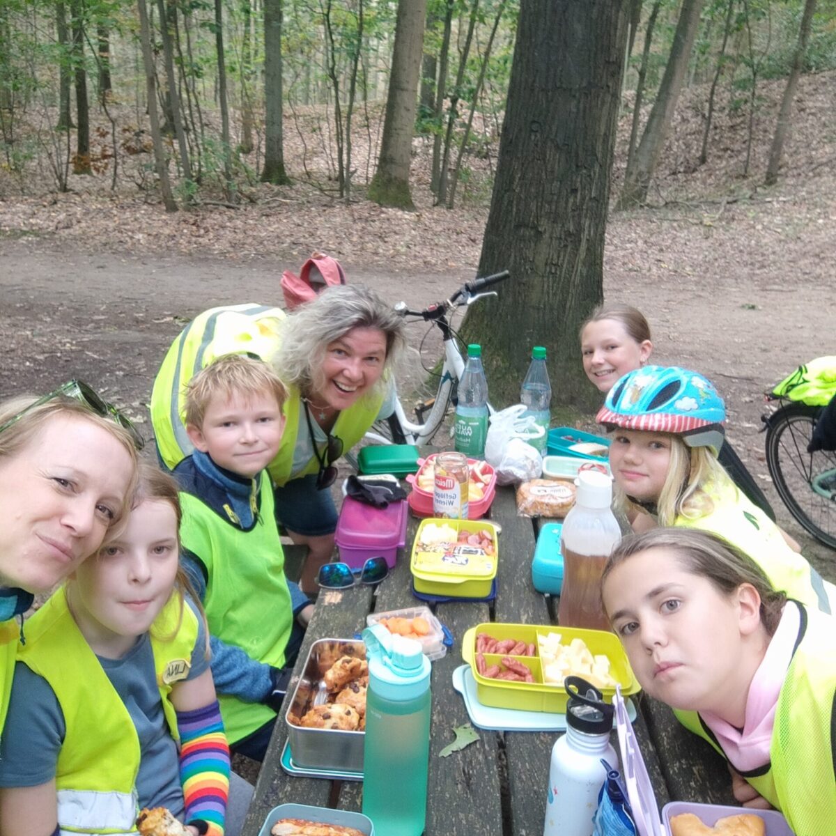 Kinder beim Picknick