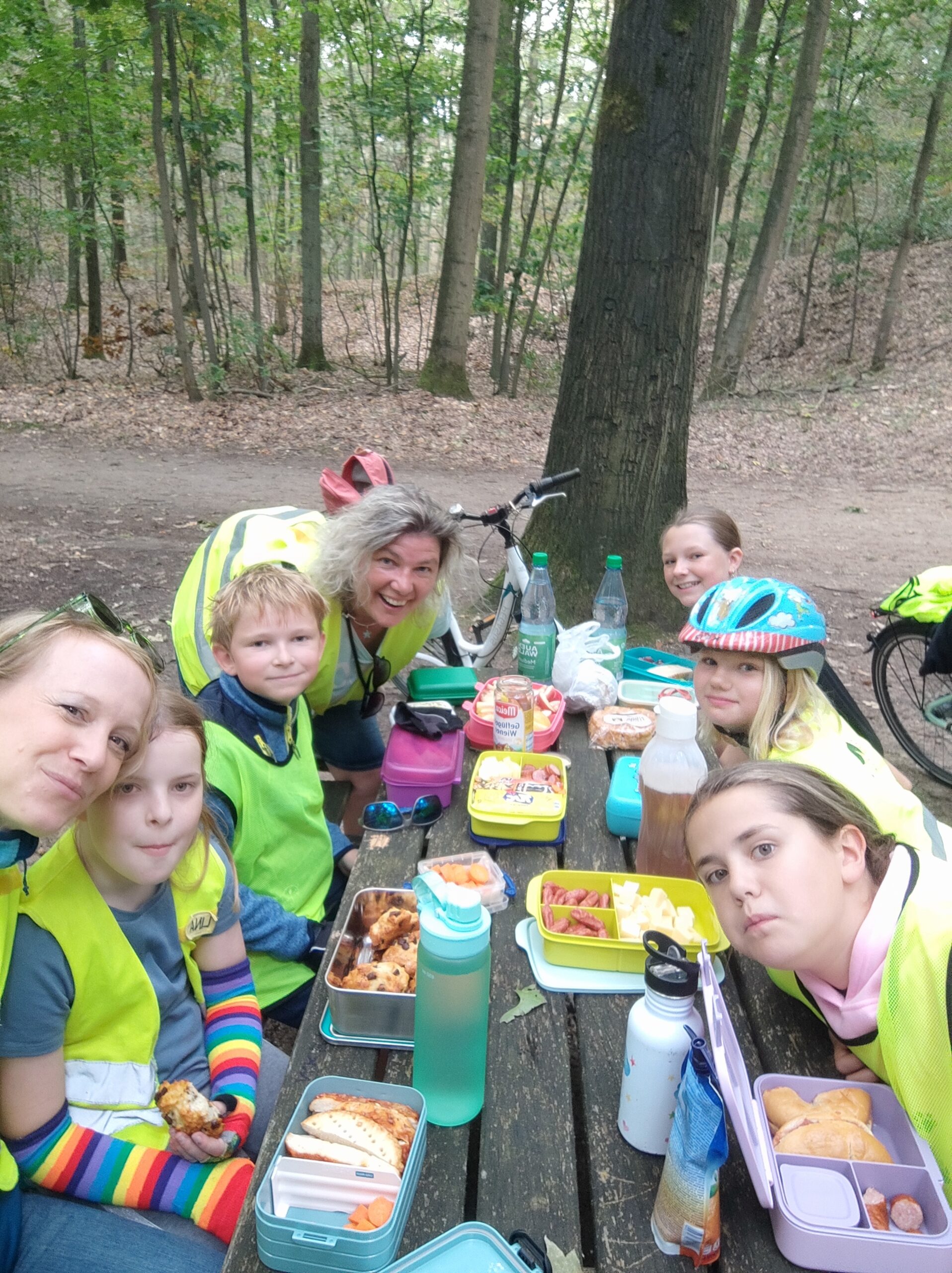 Kinder beim Picknick