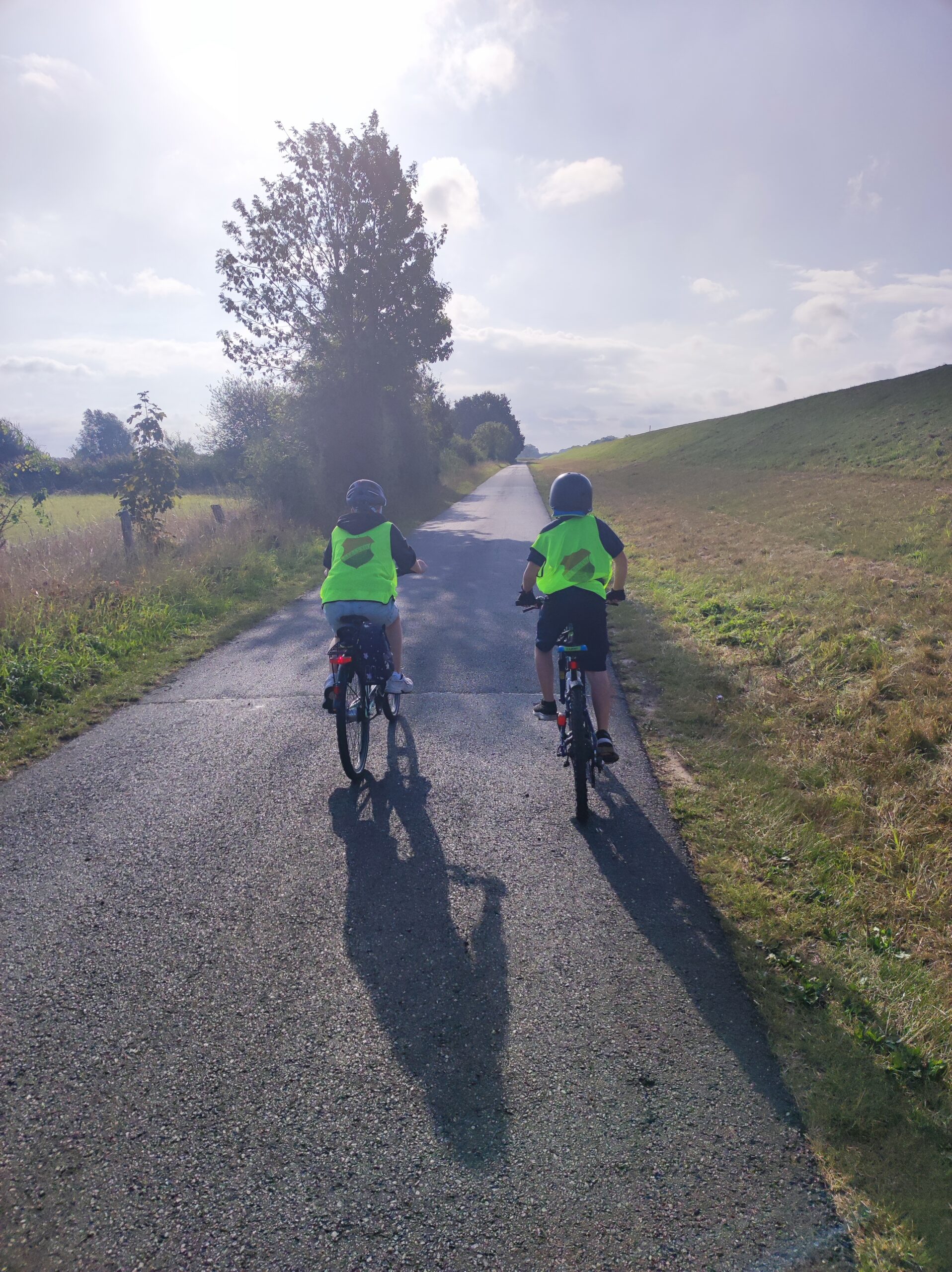 Zwei Kinder auf dem Fahrrad