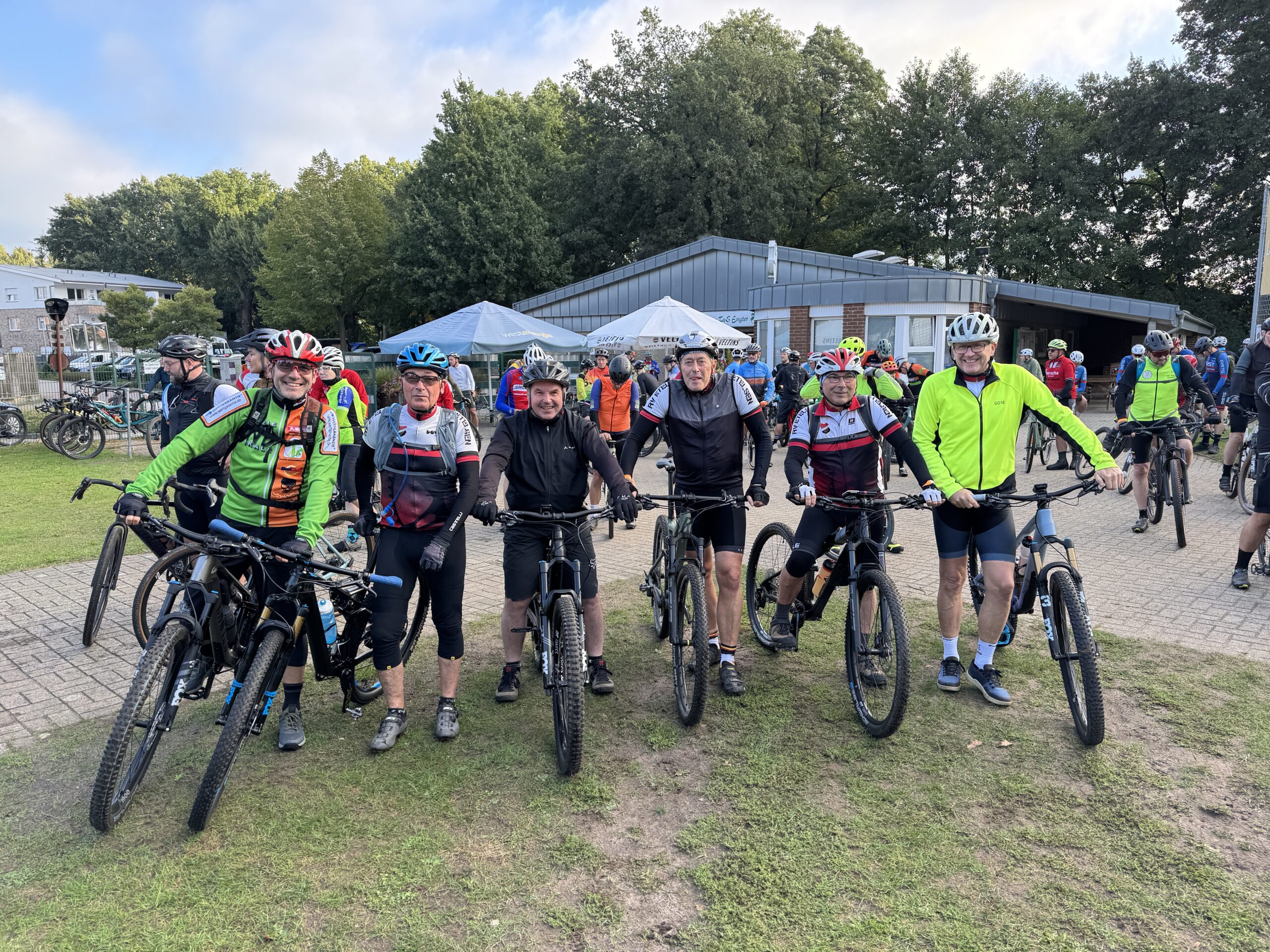IMG_4360 Sechs Männer vom RV Etelsen mit Mountainbikes